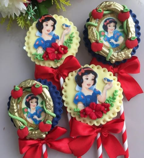 Snow White Cookies, Elegant Cake Pops, Alice In Wonderland Props, Disney Cookies, Snow White Birthday, White Cookie, Snow White Party, White Birthday, Elegant Cakes