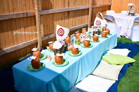 Danielita's Moana Birthday Party | CatchMyParty.com Moana Party Table Set Up, Moana Table Set Up, Moana Themed Birthday Party, Tropical Party Foods, Disney Moana Birthday Party, Moana Birthday Party Ideas, Moana Birthday Cake, Summer Party Planning, Girls Birthday Party Decorations