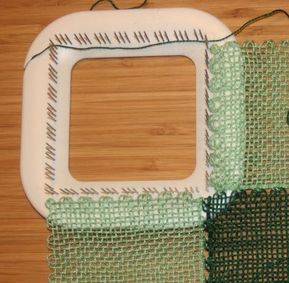 Weaving pin loom squares together Loom Board, Pin Weaving, Pin Loom, Weaving Loom Diy, Loom Craft, Weaving Loom Projects, Loom Knitting Projects, Card Weaving, Weaving Tutorial