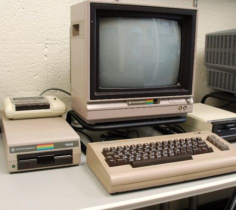 Commodore 64 was first revealed at the Consumer Electronics Show, in Las Vegas (1982) Commodore Computers, Estilo Vans, Alter Computer, Old Computer, Video Game Devices, Retro Tech, Computers Tablets And Accessories, Commodore 64, Computer History