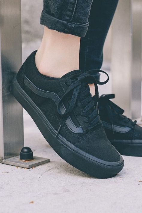 Vans Shoes All Black, All Black Vans Outfit Women, Black Vans Outfit, Black Vans Shoes, All Black Vans, Vans Old Skool Black, Vans Old School, Old School Vans, Fotografi Vintage