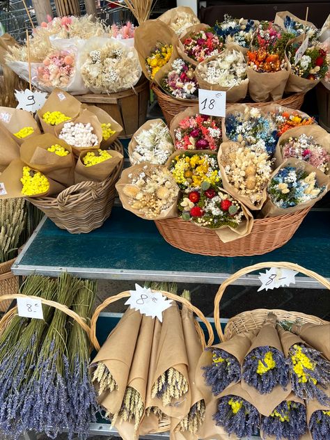 European Farmers Market, Flower Market Stall Display, European Market Aesthetic, French Flower Market Aesthetic, Vintage Flower Shop Aesthetic, Flower Stand At Farmers Market, France Flower Shop, Flower Stand Farmers Market, Farmers Market Flowers Aesthetic