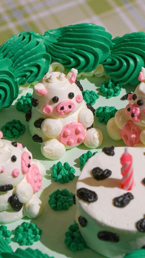 Strawberry Cow Cake, Cow Cake Ideas, Cute Cow Cake, Buttercream Animals, Cow Cake Pops, Weird Cakes, Cloud Cakes, Cow Birthday Cake, Alien Cake