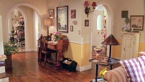 Ladybird Aesthetic, Gilmore House, Gilmore Girls House, Aesthetic Rory Gilmore, Rory And Lorelai, The Gilmore, 90s Home, Yellow Backpack, Gilmore Girl