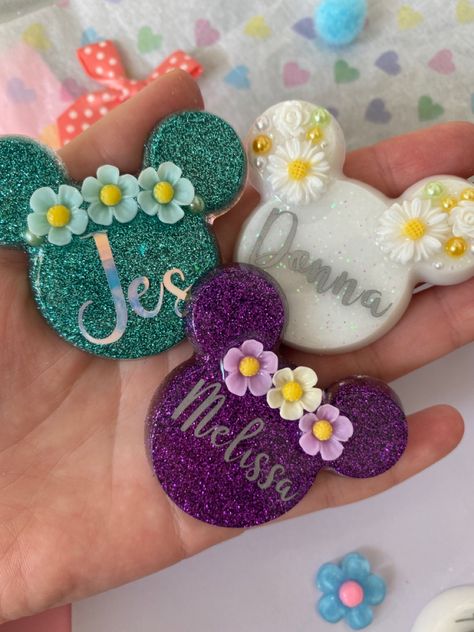 Glittery resin name badges Resin Brooch Handmade, Resin Name Badge, Badge Design Ideas Diy, Resin Clips, Resin Magnets, Keychain Designs, Badges Diy, Dog Accesories, Return Gift