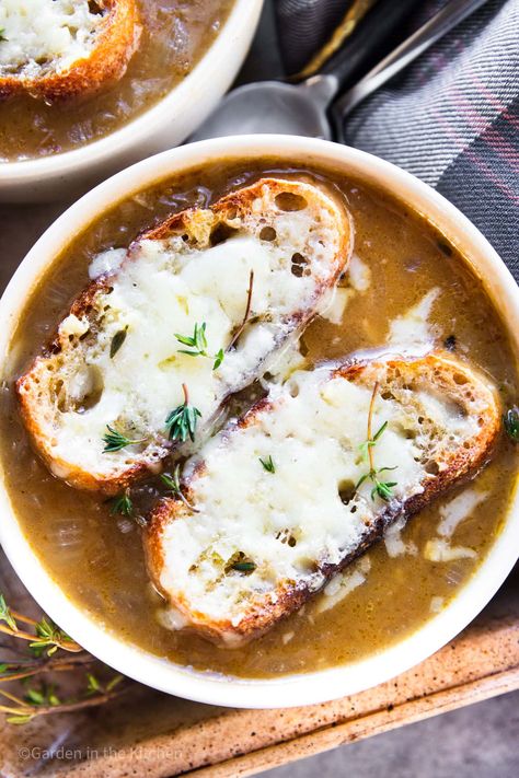 Easy Homemade French Onion Soup Crockpot French Onion Soup, Homemade French Onion Soup, Best French Onion Soup, Classic French Onion Soup, French Onion Soup Recipe, Onion Soup Recipes, Outback Steakhouse, Soup Recipes Slow Cooker, Savory Soups