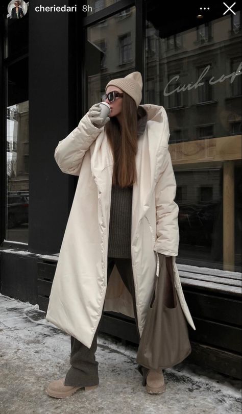 Taupe Puffer Jacket Outfit, White Parka Outfit, Puffer Coat Street Style, White Parka, Parka Outfit, Sport Casual Outfit, Winter Outfits Snow, Puffer Jacket Outfit, Cold Fashion