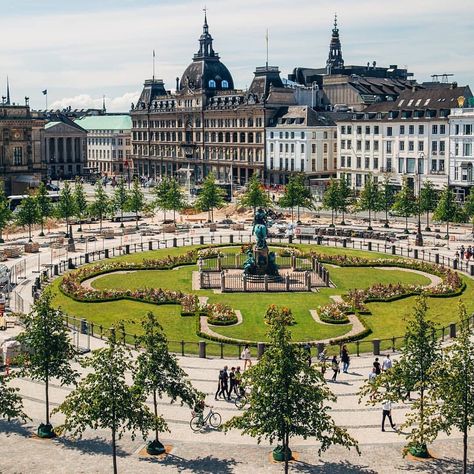 Cozy Copenhagen on Instagram: “The beautiful view of Kongens Nytorv is finally starting to show itself again 👌🏻 📷: @expatindenmark  #cozycopenhagen #citylife #cph #cozy…” Denmark Travel, Beautiful View, City Life, Beautiful Views, Desktop Wallpaper, Copenhagen, Denmark, Louvre, Building