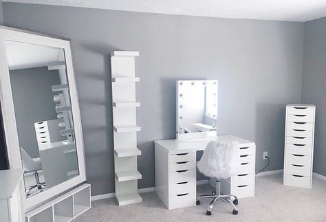 Makeup room Makeup Room Decor, Vanity Room, Mirror On The Wall, Glam Room, Makeup Rooms, Room Goals, Teen Bedroom Decor, Makeup Room, Stylish Bedroom