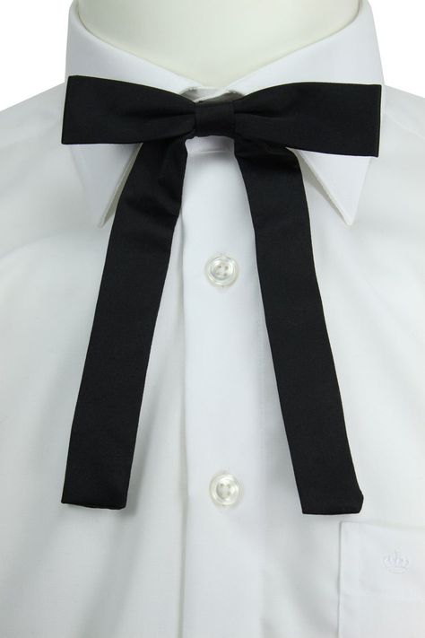 A traditional Western style bow tie in a Kentucky Colonel design. The adjustable neckband fits a maximum 19" neck. One Size, Adjustable Length. Approx. Size of Bow Tie : Bow: 2.5cm (1") high / 12.5cm (5") wide Tails: 18cm (7") long. This is quite a specialist bow tie and simply made, but it looks great when on. The knot is pre-tied, so you just wrap the neckstrap around your neck and adjust it to fit. Cowboy Hat Bands, Groom Bowtie, Neck Scarf Tying, Fashion Top Outfits, Tie Bow, Mens Bow Ties, Suit Fashion, Suit And Tie, Western Style