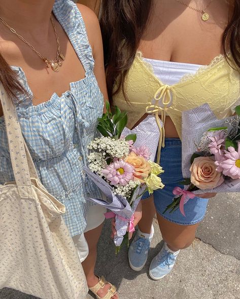 flower season 💐💛 Flower Season, Colorful Aesthetic, Outfit Formulas, Spring Fits, Summer Inspo, Lemon Drop, Fashion Fits, Flower Lover, Girl Falling