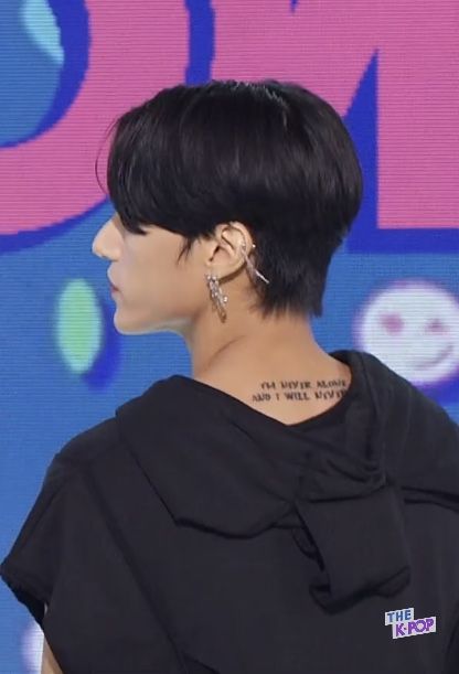 Jung Wooyoung back tattoo “𝐈’𝐌 𝐍𝐄𝐕𝐄𝐑 𝐀𝐋𝐎𝐍𝐄 𝐀𝐍𝐃 𝐈 𝐖𝐈𝐋𝐋 𝐍𝐄𝐕𝐄𝐑 𝐁𝐄” #ateez #wooyoungateez Ateez Wooyoung Tattoo, Woosan Tattoo, Wooyoung Tattoo, Wooyoung Details, San Tattoo, Ateez Tattoo Ideas, Ateez Tattoo, Never Alone, Woo Young