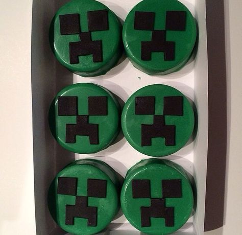 Minecraft Chocolate Covered Strawberries, Minecraft Chocolate Covered Oreos, Minecraft Desserts, Oreo Snacks, Oreo Frogs, Pastel Minecraft, Oreo Ideas, Strawberry Treats, Dipped Oreos