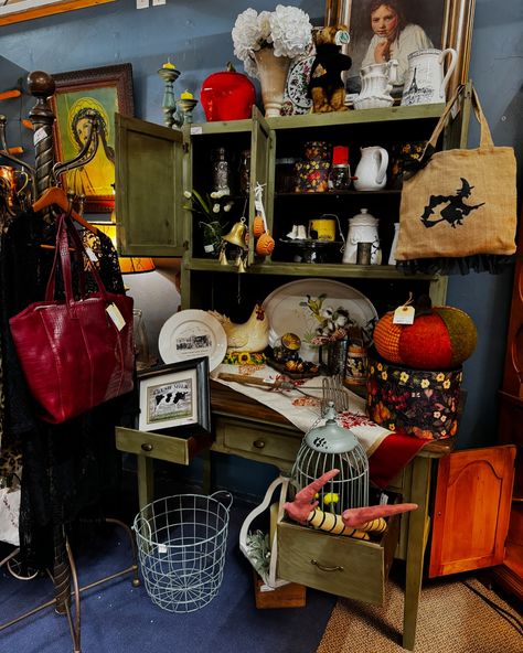 👉 Swipe through the style 👈 From retro glam to rustic charm, our vendor’s booths are brimming with unique treasures for every taste! Each booth brings its own personality, so make sure to swipe through and discover the perfect piece waiting for you. Who knows what gem you’ll find next? #eclectic #antiqueshopping #griffinantiquemall #vintagevibes #treasurehunt #homedecor #shoplocal Mcm Antique Booth, Retro Booth, Antique Mall Booth Ideas, Antique Mall Booth, Antique Booth, Retro Glam, Booth Ideas, Fresh Milk, Antique Mall