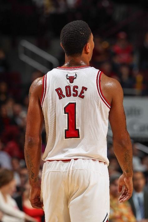 Derick Rose Wallpaper, Derrick Rose Aesthetic, Derrick Rose Wallpapers, Rose Nba, D Rose, Basketball Players Nba, Basketball Posters, Nba Pictures, Basketball Photography