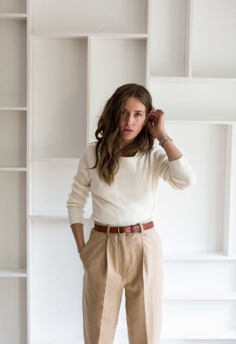 That ’50s Silhouette Womens Slacks Outfits Casual, Gender Neutral Professional Attire, Casual Outfit For Petite Women, Beige Slacks Outfit, Beige Slacks Outfit Women, How To Style Beige Pants, Beige Pants Outfit Work, Casual Slacks Outfit, Style Beige Pants