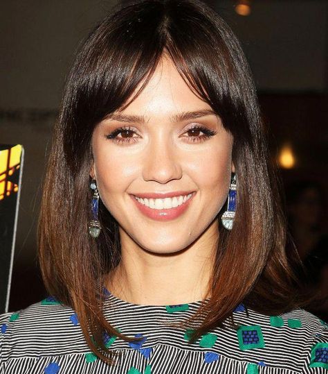 11 Mid-Length Haircuts With a Fringe That Are Too Tempting Not to Try #bobwithfringe Mid Length Hair With Fringe, Long Bob Mit Pony, Off Center Part, Long Bob With Fringe, Hair With Fringe, Hairstyle Bangs, French Haircut, Jessica Alba Hair, Bob With Fringe