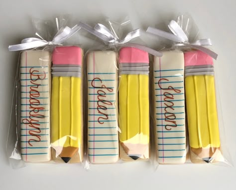 Back To School Sweets, Back To School Cookies For Kids, 100 Days Of School Cookies, Back To School Cookie Ideas, Royal Icing Cookie Sticks, Last Day Of School Cookies, End Of School Cookies, Back To School Sugar Cookies Decorated, Back To School Desserts