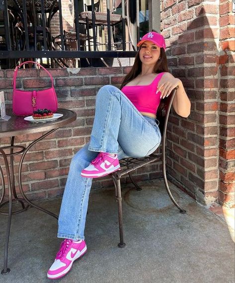 Ideas de outfits para que te compres unos tenis rosas | Es la Moda Pink Sneakers Outfit, Pink And White Outfit, Dunks Outfit Woman, Pink Shoes Outfit, Dunk Outfits, Pink Top Outfit, Dunk Outfit, Hot Pink Outfit, Dunks Outfit