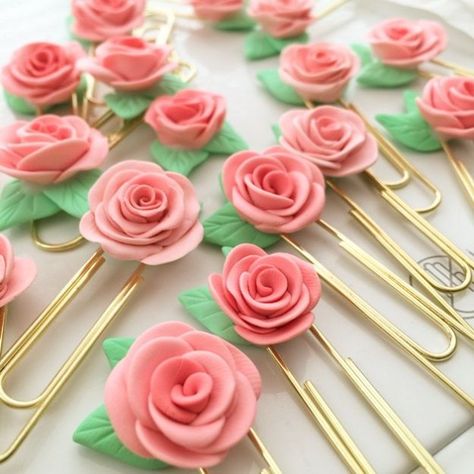 Rose Crafts - Rose Clips - Easy Craft Projects With Roses - Paper Flowers, Quilt Patterns, DIY Rose Art for Kids - Dried and Real Roses for Wall Art and Do It Yourself Home Decor - Mothers Day Gift Ideas - Fake Rose Arrangements That Look Amazing - Cute Centerrpieces and Crafty DIY Gifts With A Rose http://diyjoy.com/rose-crafts Clips Decorados, Paperclip Crafts, 귀여운 음식 그림, Diy Rose, Rose Crafts, Peach Rose, Diy Roses, Tanah Liat, Planner Clips