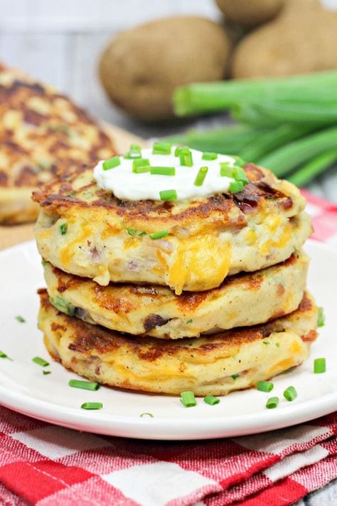 Mashed Potatoes Cakes, Pillsbury Dinner, Simply Potatoes Recipes, Ham Dinner Side Dishes, Ways To Make Potatoes, Potatoes Cakes, Fried Mashed Potatoes, Cheesecake Factory Copycat, Easter Sides