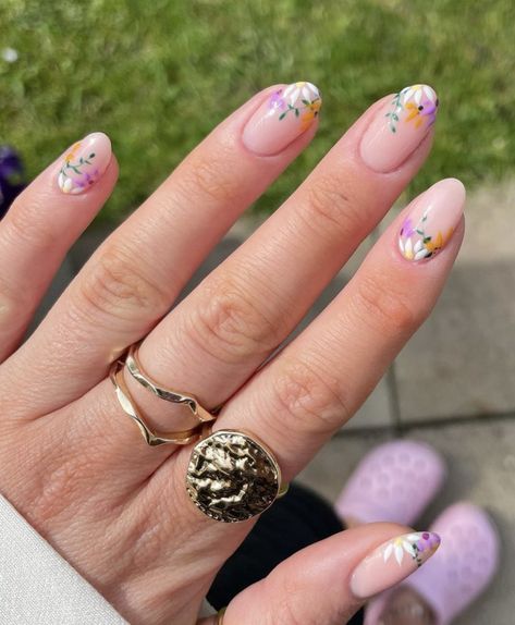 Bridal Nails With Flowers, Bridal Flower Nails, Classy Floral Nails, Elegant Nails With Flowers, Nail Art Summer Flowers, Subtle Floral Nails, Floral Nail Tips, Floral Biab Nails, Dainty Spring Nails