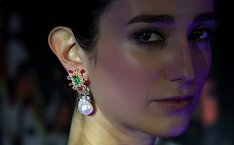 Mouawad and Lotus Arts de Vivre Pieces Featured in Crazy Rich Asians | RobbReport Malaysia Astrid Earrings Crazy Rich Asians, Crazy Rich Asians Jewelry, Crazy Rich Asians Earrings, Astrid Crazy Rich Asians, Crazy Rich Asians Aesthetic, Asian Accessories, Crazy Rich, Crazy Rich Asians, Asian Jewelry