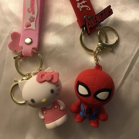 they are so cute 😭 Spiderman Couple, Hello Kitty And Spiderman, Spider Kitty, Lego Spiderman, Spiderman Outfit, Hello Kitty Keychain, Walpaper Hello Kitty, Mens Keychains, Couples Keychains