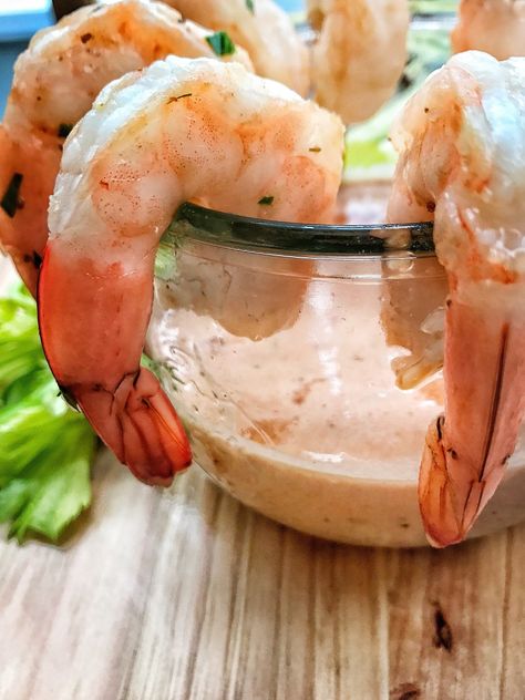 Shrimp Cocktail Dips, Shrimp Cocktail Recipe Sauces, Cooked Shrimp Appetizer Recipes, Shrimp Brunch Ideas, Christmas Shrimp Appetizers, Shrimp Cocktail Presentation, Shrimp Cocktail Appetizers, Shrimp Appetizers Easy, Shrimp Cocktail Recipe