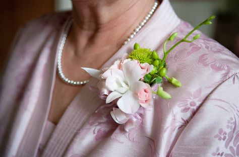 Who Gets Wedding Corsages and Wedding Boutonnieres? Mother Of The Groom Flowers, Corsage Wedding Mother, Mother Of The Bride Flowers, Mother Of Bride Corsage, Corsages Wedding, Seating Chart Wedding Diy, Diy Corsage, Wedding Corsages, Bride Floral