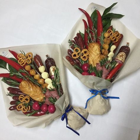 Vegetable Bouquet, Man Bouquet, Food Bouquet, Edible Bouquets, Cookie Pops, Gift Bouquet, Edible Gifts, Diy Gift Wrapping, Chocolate Bouquet