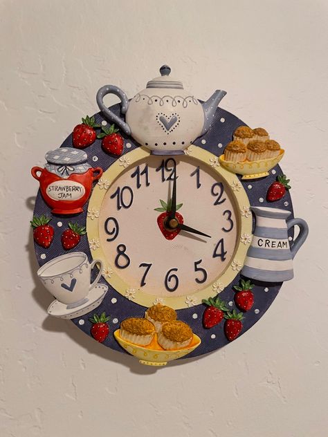 Clay Clock Ideas, Kitchen Clocks Wall Ideas, Clay Clock, Clock Decor Ideas, 3d Relief Art, Newspaper Crafts Diy, House Interior Design Styles, Kitchen Decor Wall Art, Cool Clocks