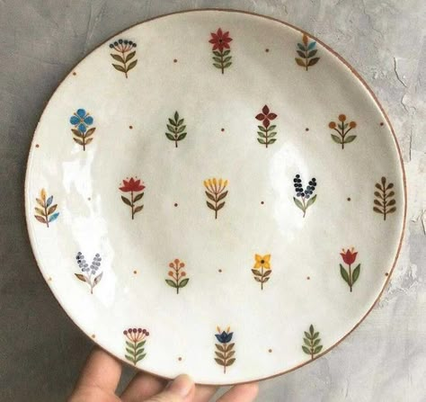 Handmade Pottery Painting Ideas, Pottery Plate Inspiration, Painting Poterry Ideas, Fall Painted Pottery, Ceramic Dish Painting, Minimalist Pottery Painting, Painted Pottery Plates Ideas, Paint On Pottery Ideas, Color Me Mine Ideas Inspiration Easy