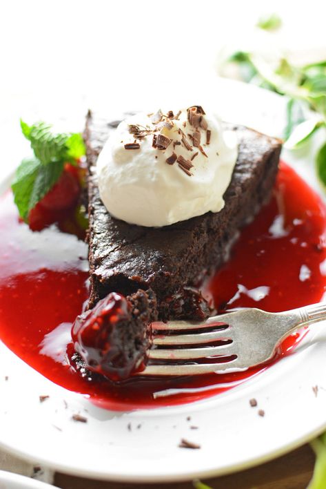 Chocolate Flourless Cake, Raspberry Sauce Recipe, Flourless Cake, Chocolate Raspberry Cake, Tasty Desserts, Chocolate Torte, Raspberry Sauce, Flourless Chocolate Cakes, Valentines Day Dinner