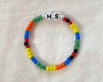 1d Bracelet Ideas, One Direction Friendship Bracelet, Harry Styles Bracelet Ideas, Harry Styles Diy Crafts, Pulseras Harry Styles, Harry Styles Friendship Bracelet, 1d Bracelet, Harry Styles Bracelets, One Direction Bracelet