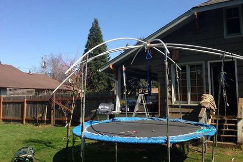 How to Put a Top on a Trampoline Roof Shade Cover Ideas Trampoline Landscaping, Diy Trampoline, Trampoline Ideas, Trampoline Tent Cover, Old Trampoline, Trampoline Tent, Diy Awning, Diy Greenhouse Plans, Outdoor Trampoline