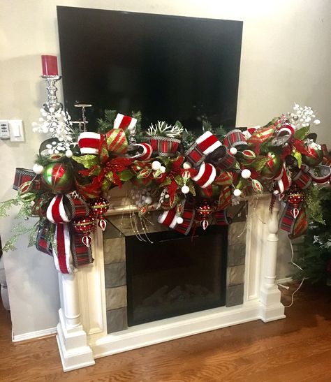 Traditional Christmas Garland Ideas, Garland With Ribbon Christmas, Ribbon On Mantle, Christmas Mantle With Ribbon, Elegant Garland Christmas, Mantle Garland With Ribbon, Christmas Garland Bows, Fireplace Garland Christmas Diy, Christmas Garland Ribbon