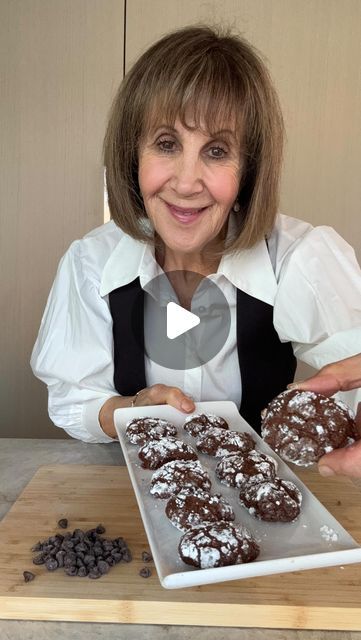 Rose Reisman on Instagram: "Calling all chocoholics!These chocolate truffle cookies are a must try.😍

Perfect for the holiday season, these might become your new favourite! Would love to know how yours turn out. Let me know in the comments. Recipe ⬇️

INGREDIENTS 
1 egg
2 tbsp oil
2 tsp vanilla extract
1/3 cup sugar, granulated
¼ cup cocoa powder
½ cup all purpose flour
½ tsp baking powder
1/8th tsp salt
1/3 cup semi sweet chocolate chips
1/3 cup powdered sugar

INSTRUCTIONS 
1. In a bowl add egg, oil, vanilla and sugar. Mix well. 
2. Add cocoa and blend and add flour, baking powder,  salt and chocolate chips and mix until combined. 
3. Place in freezer for 10 minutes until firm enough to roll.
4. Once chilled roll into 12 balls and dip into icing sugar. 
5. Bake at 375 F for 10 minutes u Chocolate Truffle Cookies, Truffle Cookies, Gf Cookies, Beautiful Recipes, Christmas Baking Cookies, Dessert Cookies, Scones Easy, Chocolate Truffle, Gluten Free Dairy Free Recipes