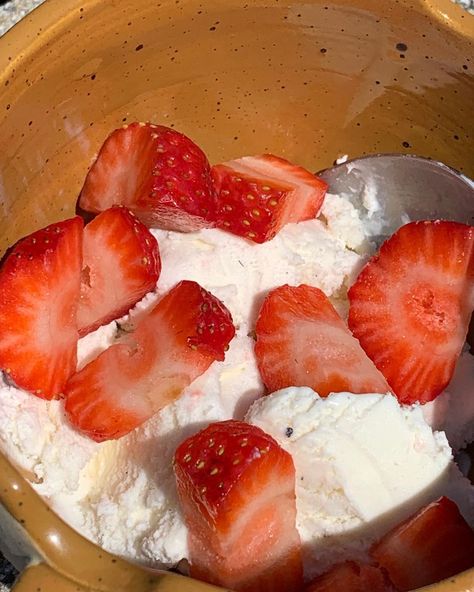 Strawberries And Cream Aesthetic, Strawberries And Whipped Cream Aesthetic, Soft Red Strawberry Aesthetic, Strawberries N Cream, Strawberry And Cream Cake Aesthetic, Strawberry Cheesecake Ice Cream Aesthetic, Cream Aesthetic, Fresh Cream, Strawberries And Cream