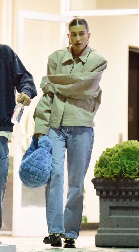 Hailey Beiber Winter Outfit, Hailey Bieber Fleece, Fall Outfits Hailey Bieber, Hailey Bieber Carhartt, Hailey Bieber Winter Outfits 2023, Hailey Bieber Beanie, Hailey Bieber Autumn Style, Hailey Beiber Winter Style, Hailey Bieber Style Street 2024