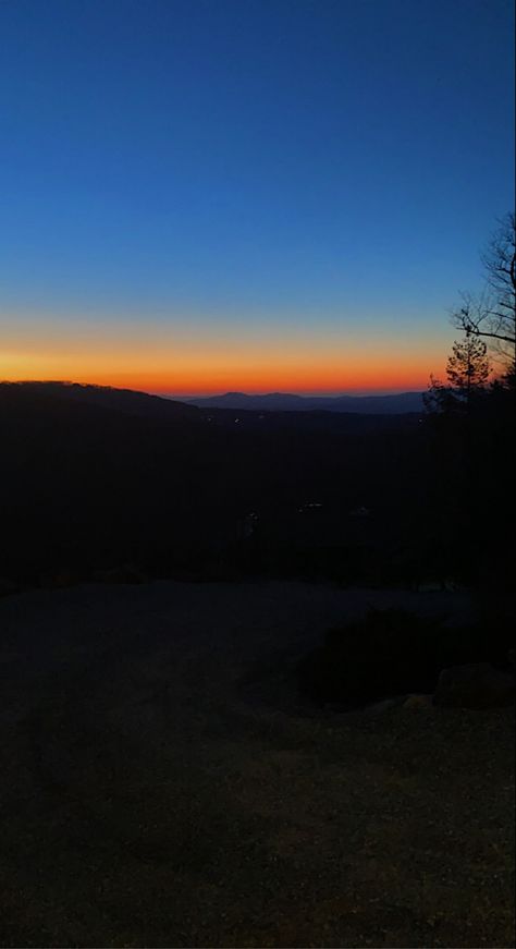 The beautiful north carolina mountains. #mountains #sunset #aesthetic #beautiful #pictures #photography Sunset Mountain Aesthetic, North Carolina Aesthetic, Carolina Aesthetic, Black Sunset, Mountains Sunset, Mountain Aesthetic, Carolina Mountains, North Carolina Mountains, Mountain Wallpaper