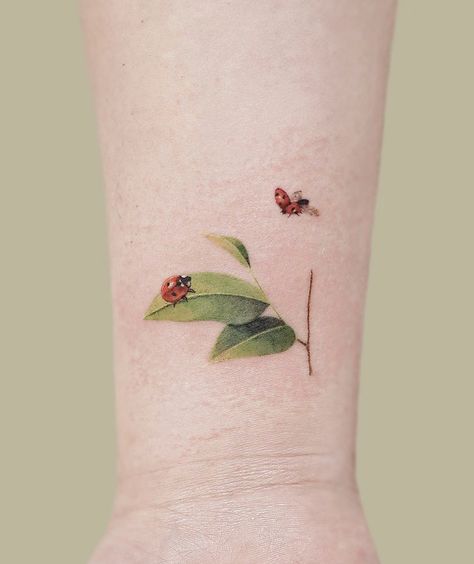 Ladybug On A Leaf Tattoo, Ladybug And Bee Tattoo, Flying Ladybug Tattoo, Ladybug And Flower Tattoo, Tiny Snail Tattoo, Fine Line Ladybug Tattoo, Lady Bird Tattoo, Dainty Ladybug Tattoo, Simbols Tattoo