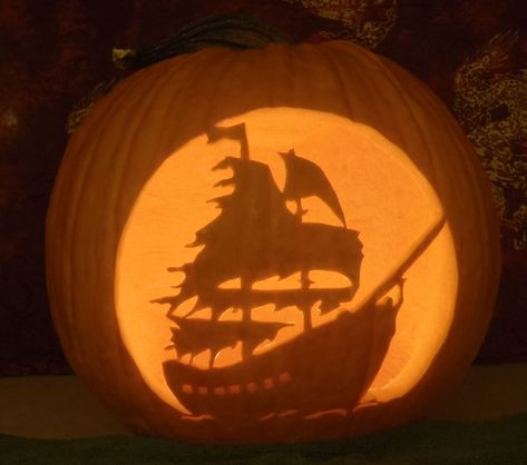 Pumkin Carving Pirate Ship, Pirate Ship Pumpkin Carving, Pirate Ship Pumpkin, Disney Pattern, Pirate Pumpkin, Ship Light, Talk Like A Pirate Day, Teen Crafts, Pumkin Carving