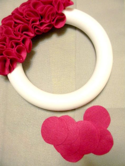 From Dahlias to Doxies: 5 Days of Felt : Ruffly Rosette Wreath Christmas Diy Wreaths, Felt Dress, Felt Wreath, Diy Wreaths, Valentine Day Wreaths, Dress Up Dolls, Valentine Wreath, Valentine Day Crafts, Wreath Crafts