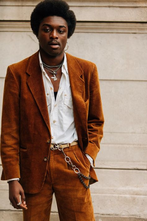 Dan Roberts snapped the best men's street style from the just-wrapped women's wear Spring 2018 season. Disco Outfits, 70s Fashion Men, Toni Mahfud, Stylish Men Wear, Orange Suit, Men's Street Style, Most Stylish Men, 70s Inspired Fashion, 70s Outfits