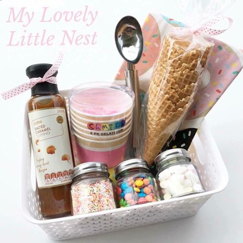 Ice Cream Gift Basket, Ice Cream Gift, Diy Christmas Presents, Diy Gift Baskets, Christmas Hamper, Cute Christmas Gifts, Rocky Road, Homemade Christmas Gifts, Christmas Gift Box