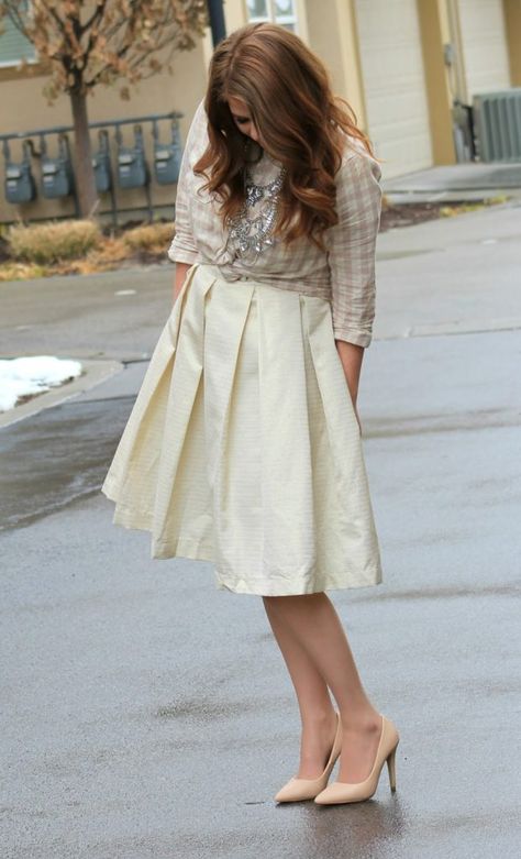 This fun gold and cream dress is perfect for any event. I wore this to a holiday party and I got so many compliments. Midi dresses look so cute with a top tied over it and dressed up with a fun statement necklace. I love using plaid tops in unexpected ways. Fancy Date Night Outfit, Pattern Mixing Outfits, Classy Date Night, Outfits Feminine, Fancy Date, Winter Sweater Dresses, Budget Outfits, Date Night Outfits, Classic Feminine