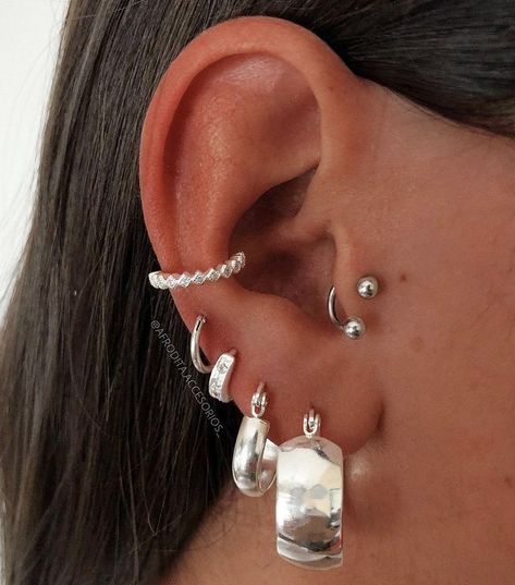 Aritos/accesorios para oreja Ušný Piercing, Cool Ear Piercings, Cute Ear Piercings, Jewelry Photography, Earings Piercings, Short Hair Cuts, Ear Piercings, Ear Cuff, Piercings