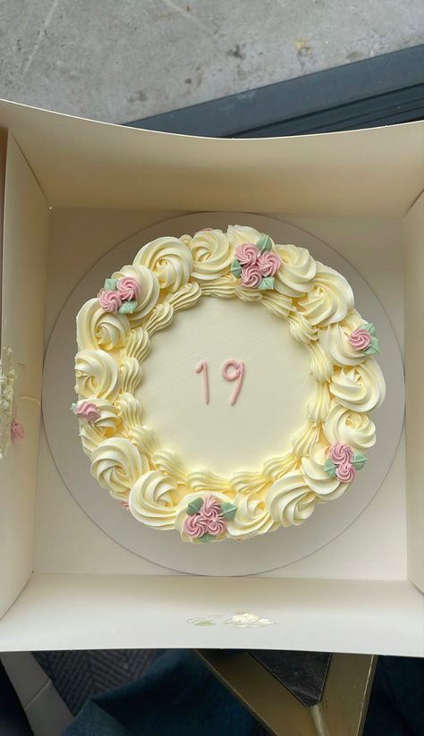 19th Birthday Ideas Simple, 19 Year Old Birthday Cake Ideas, Aesthetic 19th Birthday Cakes, Cake Ideas For 19th Birthday Girl, Nineteenth Birthday Cake, 19tg Birthday Cake, Circle Cakes Birthday, 19 Years Old Birthday Cake, Circle Birthday Cake Aesthetic