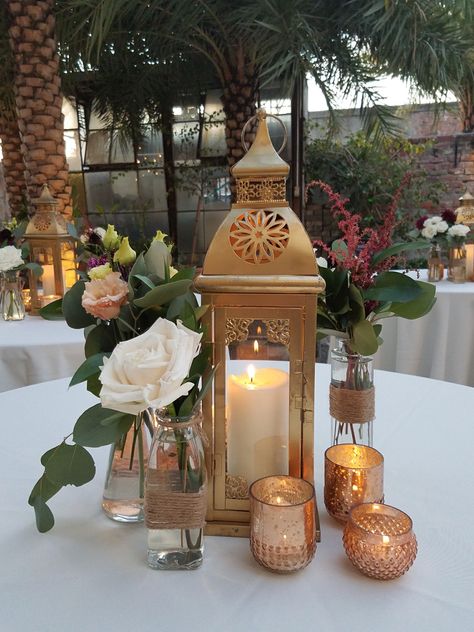 Gold Lantern Wedding Centerpieces, Moroccan Wedding Centerpieces, Centerpieces Wedding Indian, Lantern Wedding Theme, Desi Wedding Table Decor, Pakistani Wedding Centerpieces, Indian Centerpieces Wedding, Mendhi Centerpieces Table Settings, Shaadi Centerpieces